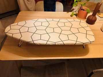 Compacte tafelstrijkplank beschikbaar voor biedingen