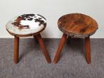Paar vintage houten krukjes met dierenhuid, Ophalen, Gebruikt