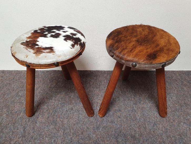 Paar vintage houten krukjes met dierenhuid, Huis en Inrichting, Krukjes, Gebruikt, Ophalen