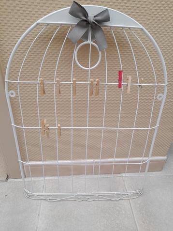 Witte decoratieve kaartenhouder in vorm van kooi. beschikbaar voor biedingen