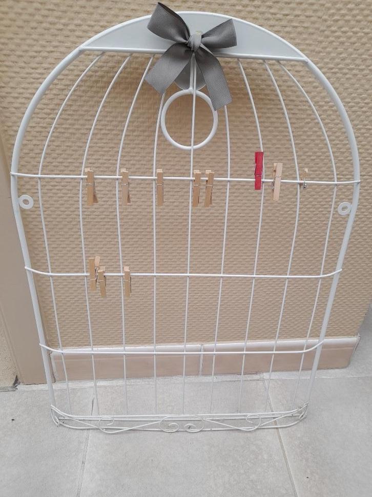 Witte decoratieve kaartenhouder in vorm van kooi., Huis en Inrichting, Woonaccessoires | Wanddecoraties, Zo goed als nieuw, Ophalen