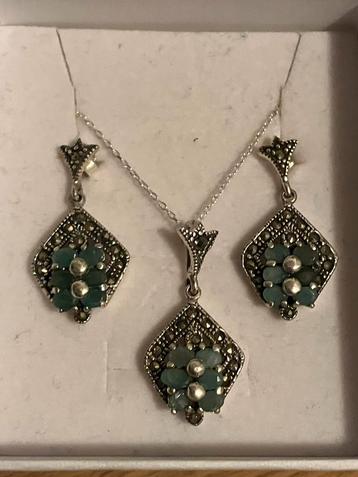 Zilveren oorbellen en hanger met echte smaragd