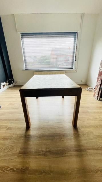 Houten tafel beschikbaar voor biedingen