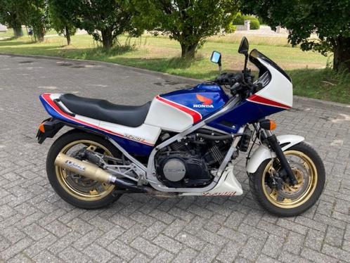 HONDA VF 750 F R15 INTERCEPTOR BOUWJAAR 1987 RIJDT PERFECT !, Motoren, Motoren | Honda, Bedrijf, Super Sport, meer dan 35 kW, 4 cilinders