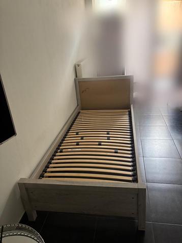 Bed te koop met matras beschikbaar voor biedingen