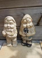 Twee oude aardewerken tuinkabouters, door de tijd verweerd, Tuin en Terras, Ophalen of Verzenden, Gebruikt