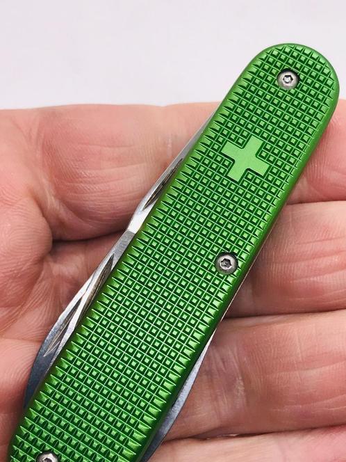 Victorinox CUSTOM Alox Apocalypse Green OLD CROSS 93m Swiss, Caravans en Kamperen, Kampeergereedschap, Nieuw, Verzenden
