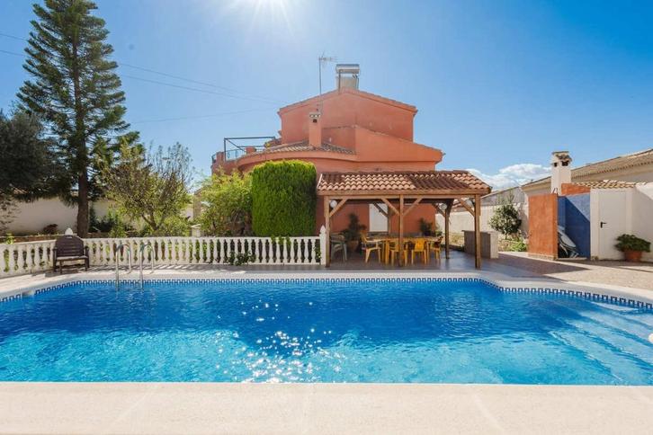 Vrijstaande villa met 2 woningen in Torrevieja, Immo, Buitenland, Spanje, Woonhuis, Overige