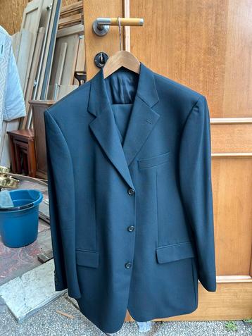 Driedelig kostuum beschikbaar voor biedingen