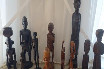 11 handgesneden houten afrikaanse beelden  grootste is 65 cm beschikbaar voor biedingen