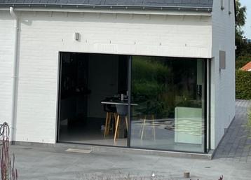 Minimalistisch raamkozijn beschikbaar voor biedingen