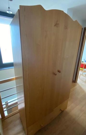 GARDE-ROBES EN PIN (ENFANT) beschikbaar voor biedingen