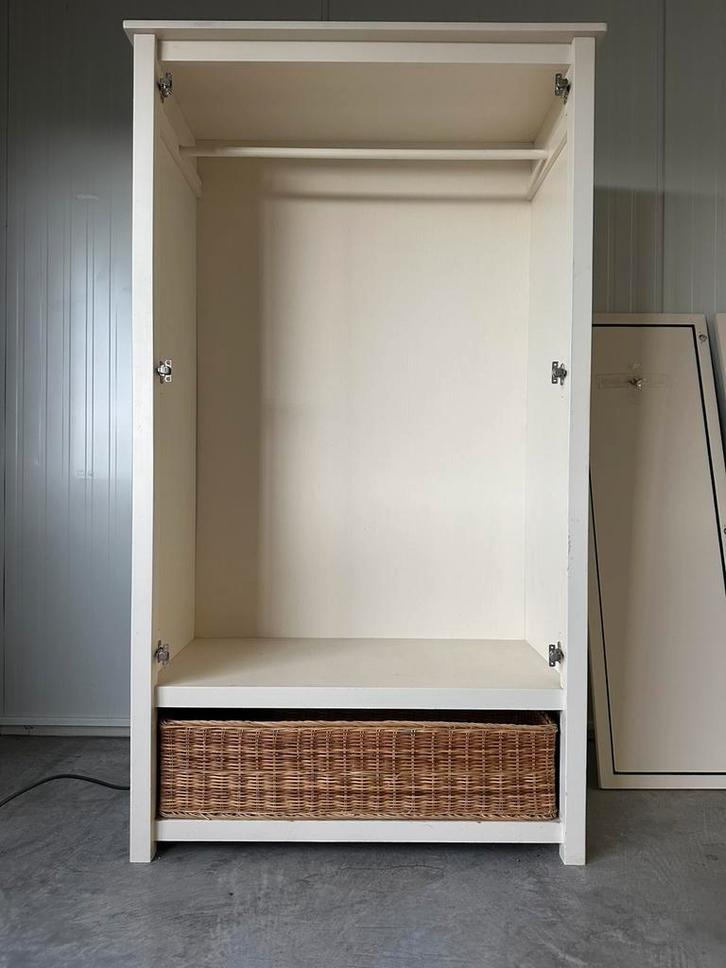 Armoire en bois avec pièce intégrée et panier en osier, Maison & Meubles, Armoires | Penderies & Garde-robes, Comme neuf, Enlèvement