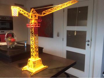 Grote gele bouwkraan (ongeveer jaren ‘60) beschikbaar voor biedingen