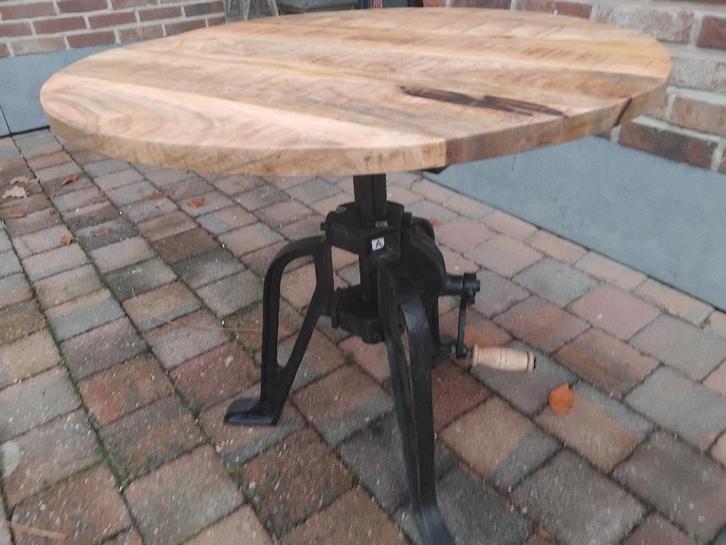 salontafel of bijzettafel gietijzer en mango blad, Antiquités & Art, Antiquités | Meubles | Tables, Enlèvement ou Envoi