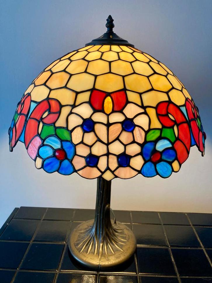 Grote fleurige tiffany lamp, Huis en Inrichting, Lampen | Tafellampen, Ophalen of Verzenden