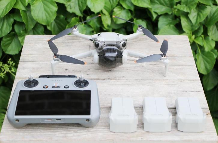 DJI Mini 4 Pro (Fly More Combo) + Smart Controller, Audio, Tv en Foto, Drones, Zo goed als nieuw, Drone met camera, Ophalen