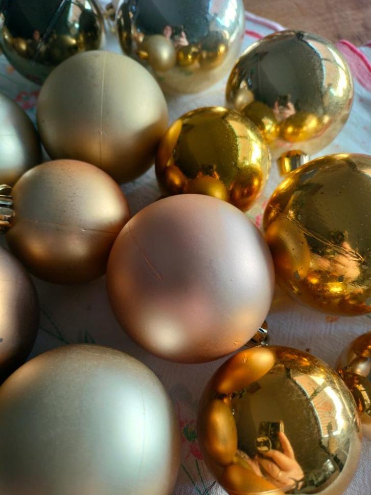 Kerstballen 50 goud plastiek, Diversen, Kerst, Gebruikt, Ophalen of Verzenden