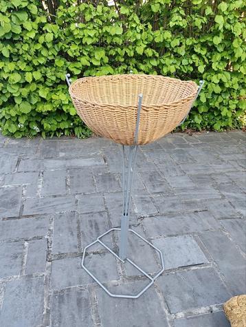 Panier en osier tressé sur pied, Enlèvement, Comme neuf, Osier, Panier