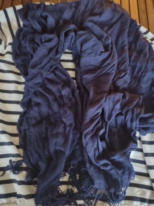 x Donkerblauwe sjaal met franjes, Kleding | Dames, Mutsen, Sjaals en Handschoenen, Zo goed als nieuw, Sjaal, Ophalen of Verzenden