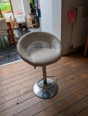 3 barkrukken (2 zwart, 1 wit), nepleer beschikbaar voor biedingen