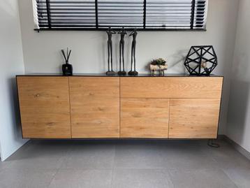  Zwevend dressoir – massief hout & zwart metaal beschikbaar voor biedingen