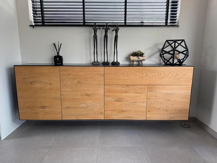 Zwevend dressoir – massief hout & zwart metaal, Huis en Inrichting, Kasten | Dressoirs, Zo goed als nieuw, Metaal, Ophalen
