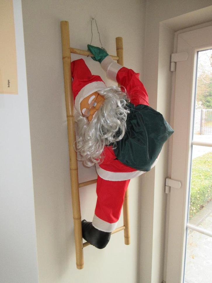 Prachtige grote Kerstman op ladder aan muur kerstversiering, Diversen, Kerst, Ophalen