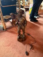 Houten beeld met licht, Ophalen