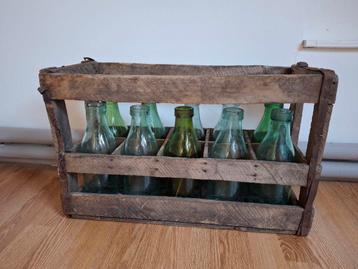 Vintage houten krat met glazen flessen beschikbaar voor biedingen