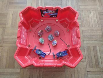 Beyblade battle arena inclusief 6 spinners en 2 launchers beschikbaar voor biedingen