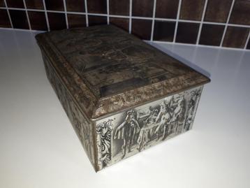 oud Vintage metalen kistje met reliëfafdrukken beschikbaar voor biedingen