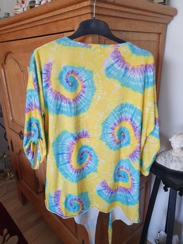 T-shirt jaune à nouer en bas. beschikbaar voor biedingen