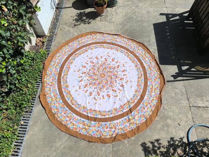 Groot rond tafelkleed vintage 1980 wit katoen oranje bloemen, Huis en Inrichting, Tafelkleden, Gebruikt, Binnen, Buiten, Ophalen of Verzenden