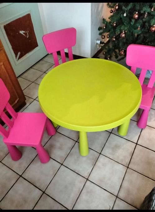 Kindertafelje met drie stoeltjes, Kinderen en Baby's, Kinderkamer | Tafels en Stoelen, Zo goed als nieuw, Tafel(s) en Stoel(en)