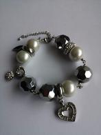 Bracelet de perles lourdes avec breloques de Venizi, Bijoux, Sacs & Beauté, Bracelets, Comme neuf, Enlèvement ou Envoi