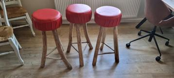 3 houten Barkrukken met rood zitvlak, Huis en Inrichting, Barkrukken, Ophalen, 60 tot 90 cm, Nieuw, 3 krukken