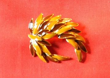 broche feille de laurier emaillé brun et orange (x2092) beschikbaar voor biedingen