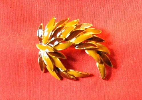 broche feille de laurier emaillé brun et orange (x2092), Handtassen en Accessoires, Broches, Zo goed als nieuw, Overige materialen