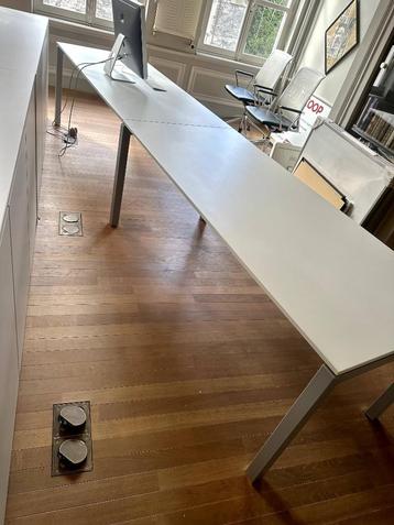 Large White Laminate Office Table, Composed of Two Parts and beschikbaar voor biedingen