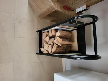 Rekje voor brandhout te stapelen in woning beschikbaar voor biedingen