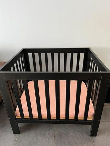 Zwarte kinderbox beschikbaar voor biedingen