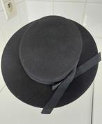 zwarte hoed brede rand vilt in goede staat, 56 of 57 cm (M, 7 of 7⅛ inch), Ophalen of Verzenden, Hoed, Zo goed als nieuw