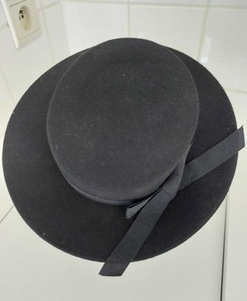 chapeau noir, large bord, feutre, en bon état