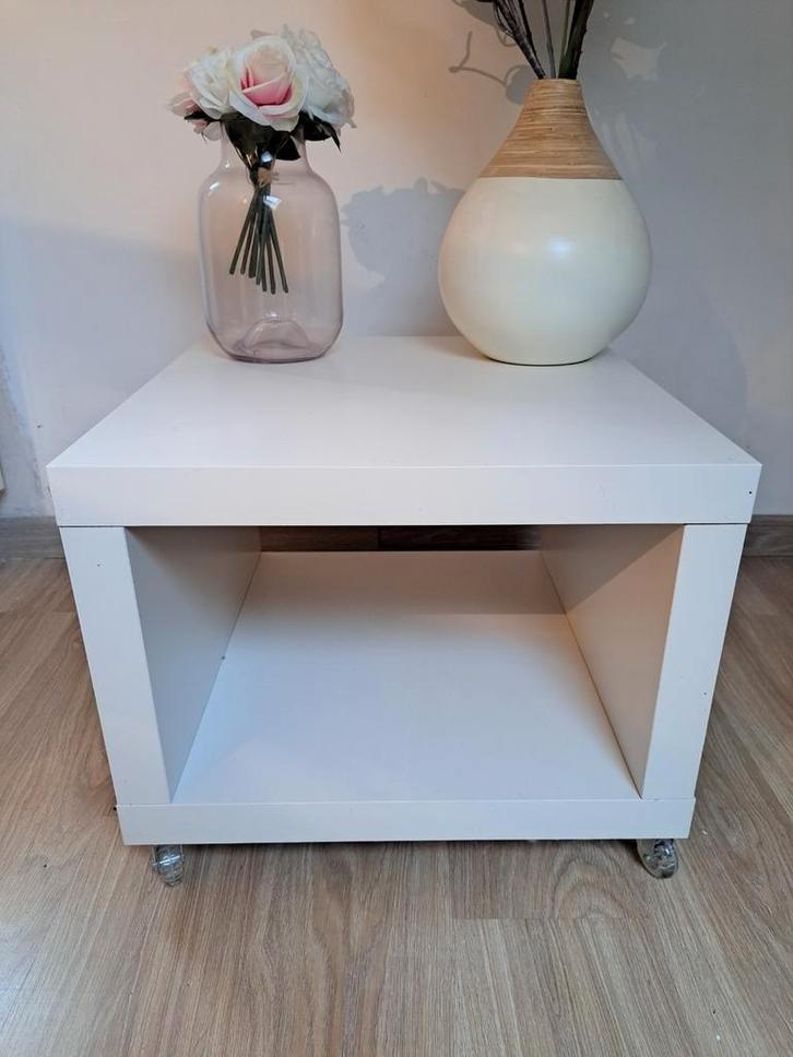 Ikea Lack witte tafel op wielen 60x60 cm, Huis en Inrichting, Tafels | Bijzettafels, Zo goed als nieuw, Ophalen