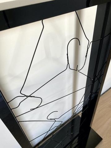 Decoratieve eyecatcher hoogglans zwart met kapstokken beschikbaar voor biedingen
