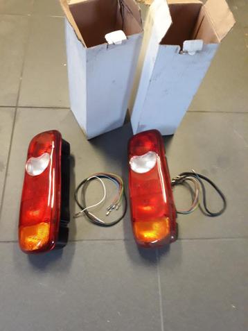 2 achterlichten, bedraad beschikbaar voor biedingen
