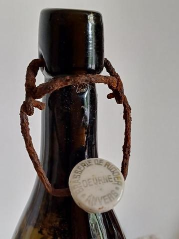 Oude bierfles beschikbaar voor biedingen