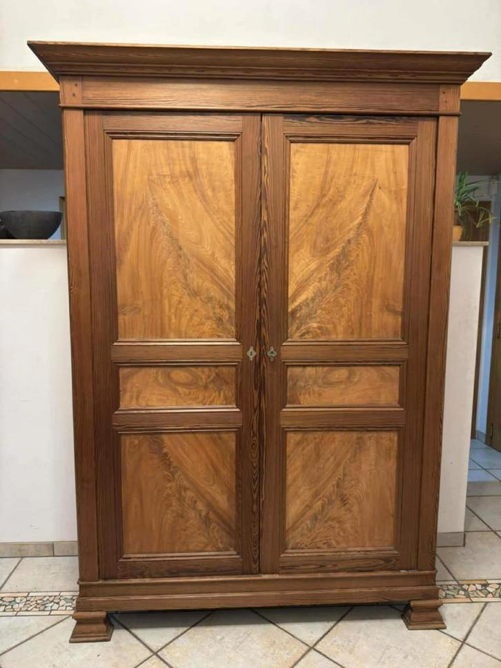 hoge en oude kast in pitchpinhout met kroonlijst., Antiek en Kunst, Antiek | Meubels | Kasten, Ophalen