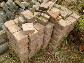 Roze klinkers, ongeveer 3,5 m2. afmetingen 12 x 12 x 6 cm beschikbaar voor biedingen